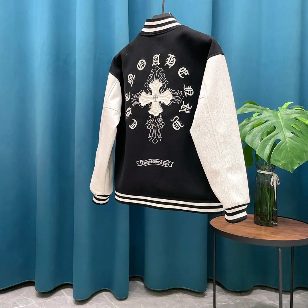 🅿️410 CH➡️Cro Xin 2024ss runway style baseball jacket. I ordered the original model and it took a month to finally ship. I love it so much. The upper body is really cool. A Douyin blogger said that this year's new jacket will become a future trend. If you look through street photos, you will find that celebrities regard it as a collectible jacket, a must-have item for men and women who want light luxury for commuting. Developing the highest version on the entire network, it took 1 month to customize and the cost was extremely high. The German imported flat-machine made custom-woven wool jacquard threads, using the first layer of imported lambskin. The pleated texture is unparalleled. It is hand-cut and meticulously crafted. The stitching position is very technical. Whether the whole garment is good or not depends on this position. Top-notch workmanship and details can stand the test. A full set of customized accessories, the letters are clear and perfectly restored without any difference. High-end atmosphere and full grade! The entire dress is exclusively customized with heavy craftsmanship. The towel patch embroidery is perfectly combined with craft embroidery and precise stitching! Absolute craftsmanship quality!